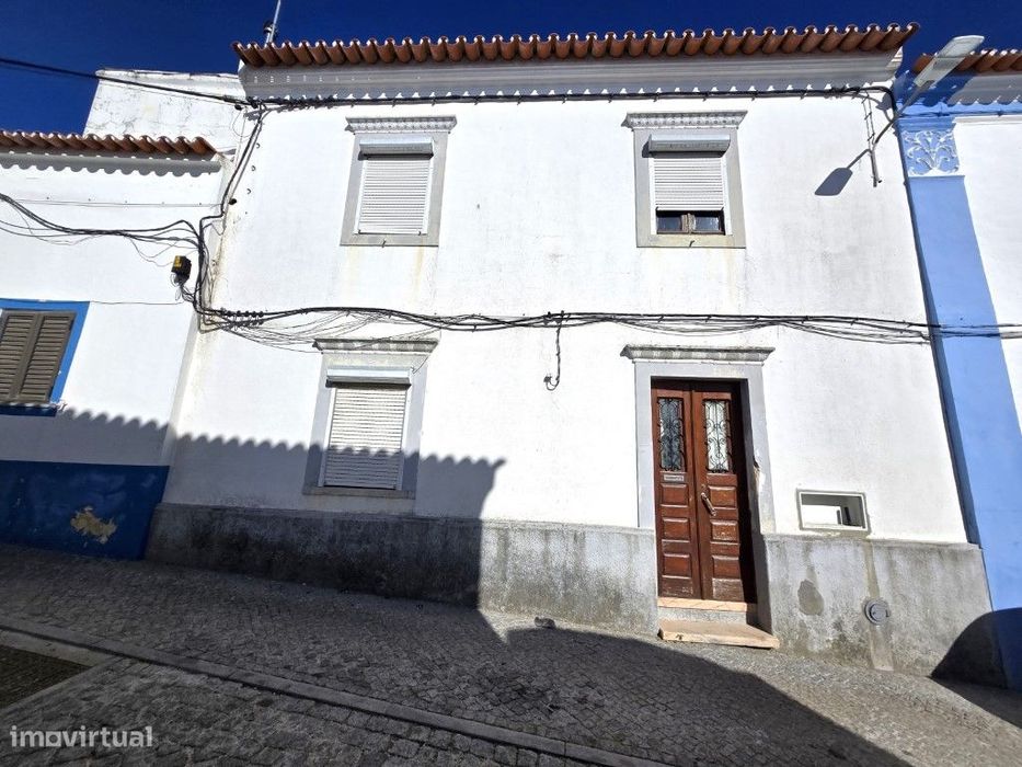 Moradia T4 com quintal, no centro histórico da Vila de Redondo