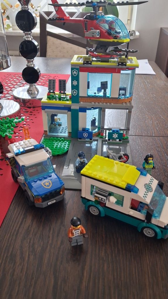 LEGO City, klocki, Parking dla pojazdów uprzywilejowanych, 60371