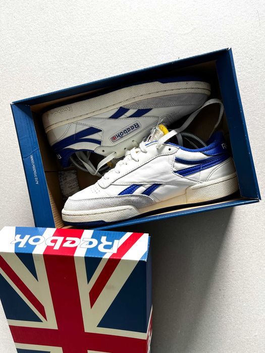 Sapatilhas Reebok modelo clássico.