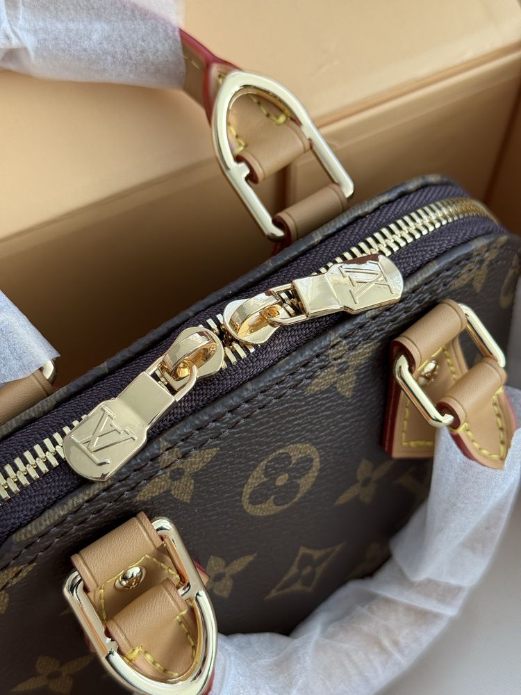 Сумочка в стилі LV