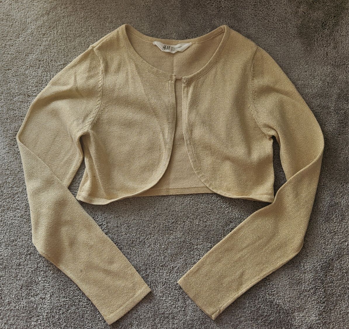 Bolerko H&M rozmiar 134-140
Stan bardzo dobry.
Przeszyte złotą nitką.