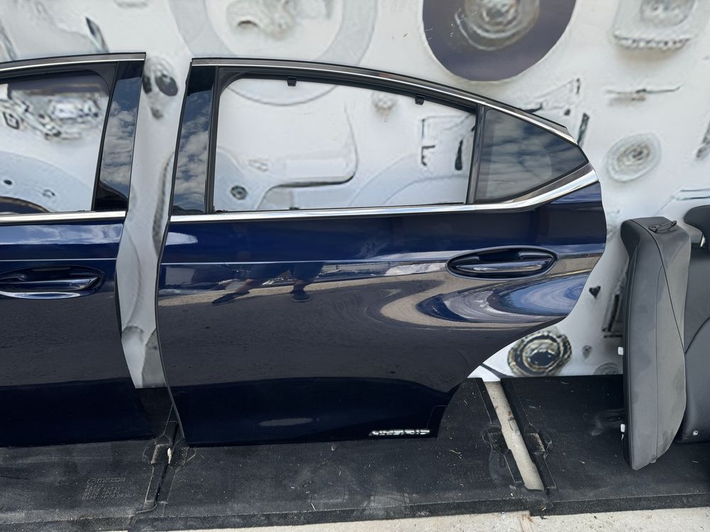 Дверка передня ліва Lexus ES 2019-24р 8X5