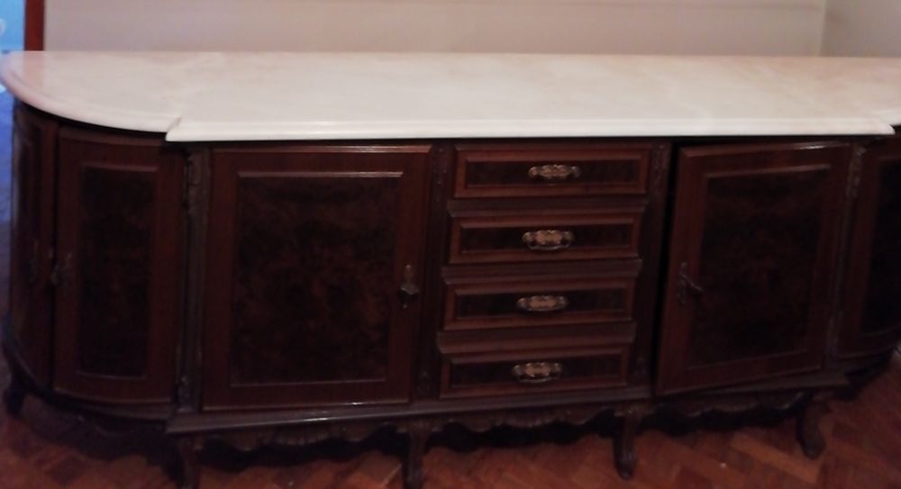 Aparador em madeira de nogueira