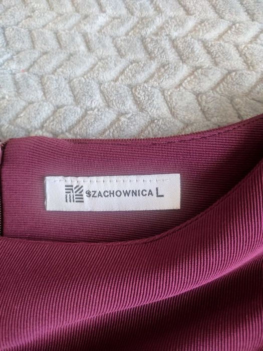 Śliwkowa ołówkowa mini sukienka z dekoracyjną aplikacją na rękawach