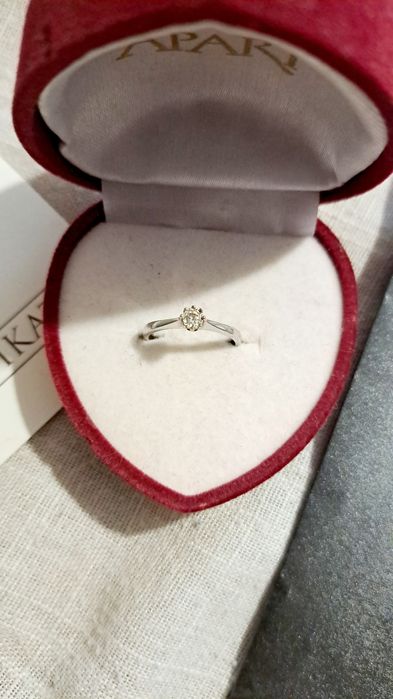 Pierścionek zaręczynowy białe złoto z brylantem apart