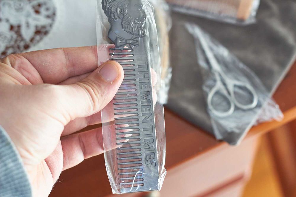 Pente de barba, tesoura, escova e bolsa