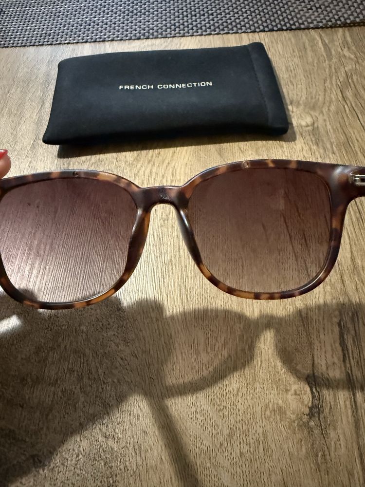 Окуляри бренду Guess