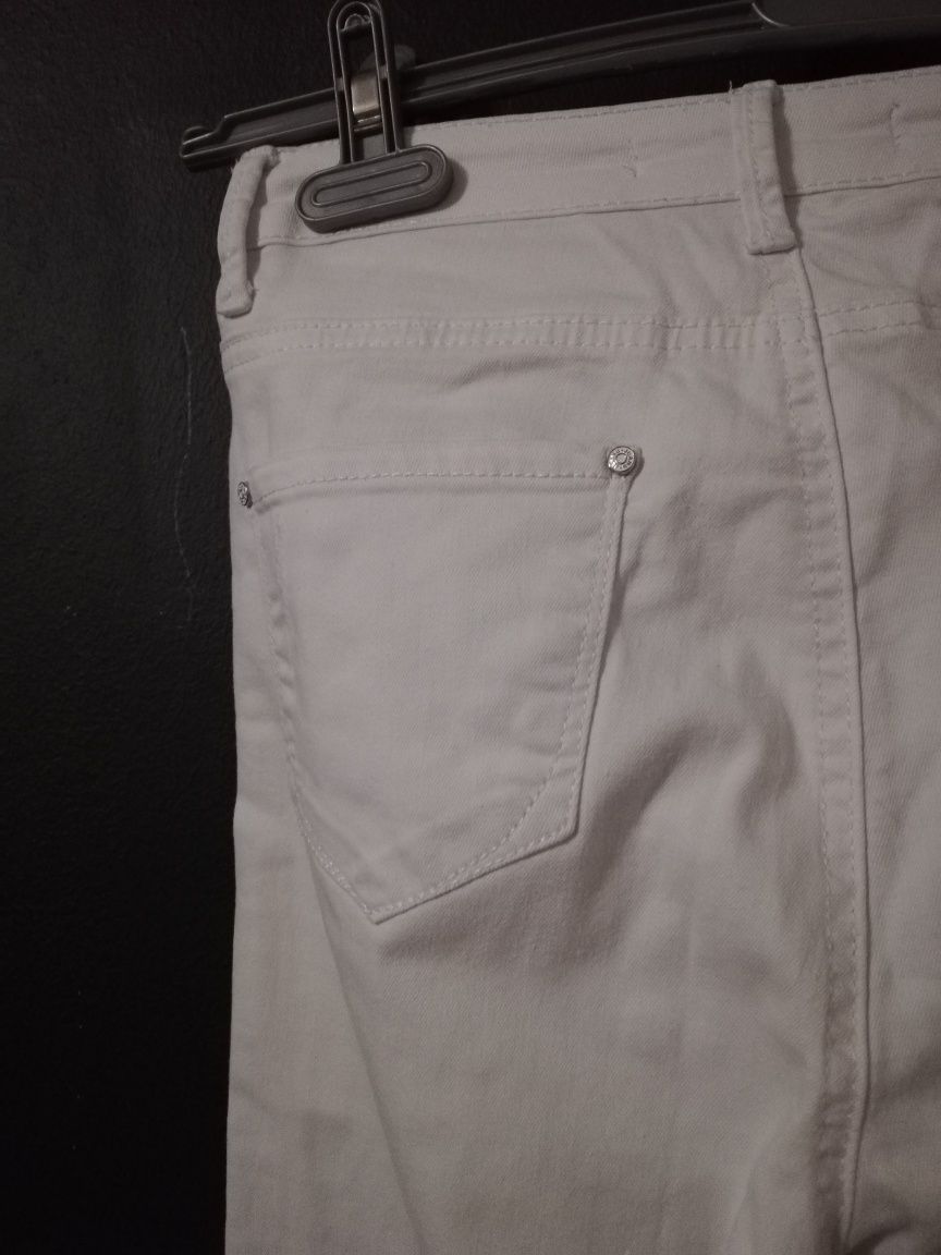 Spodnie białe dziury szarpane