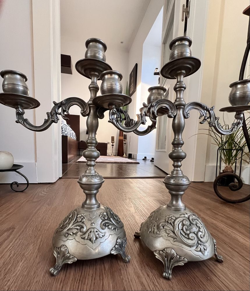 Lindo par castiçais estanho.Tres velas.