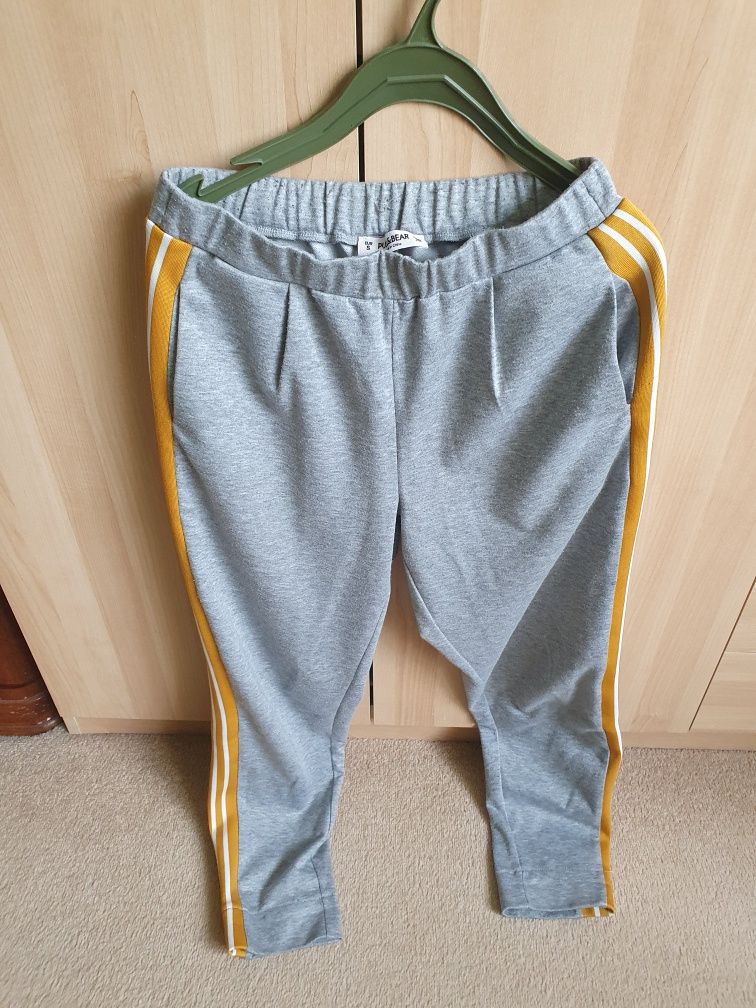 Dresy szare z żółtym paskiem Pull & Bear