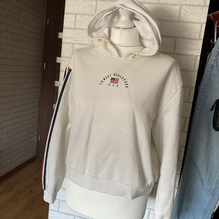 biała bluza z kapturem crop top z nadrukiem na plecach rękawach H&M
