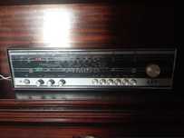 Radio antigo com colunas