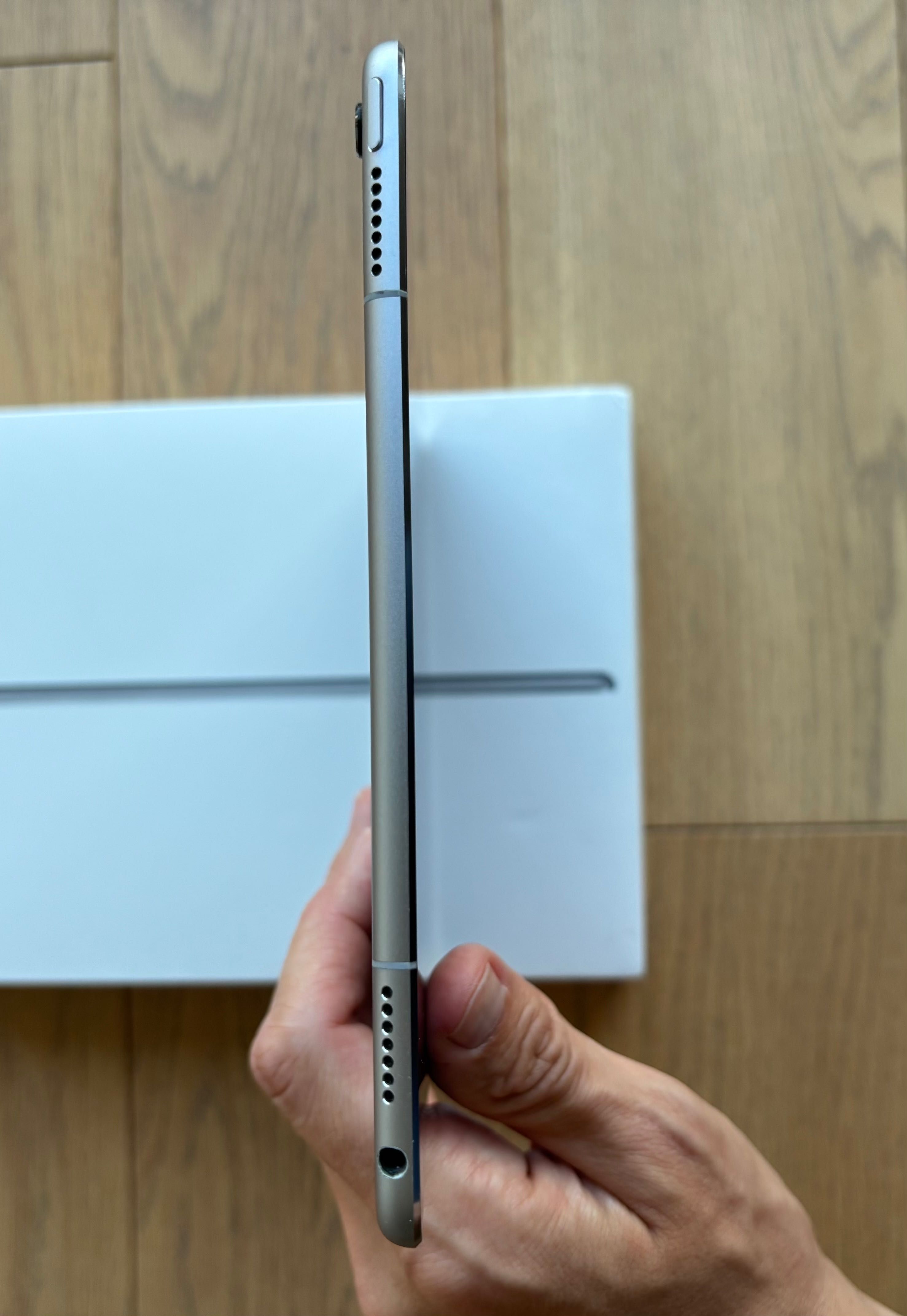 iPad Pro 9.7” (A1674) 128GB Wi-Fi + Cellular + Smart Keyboard + etui