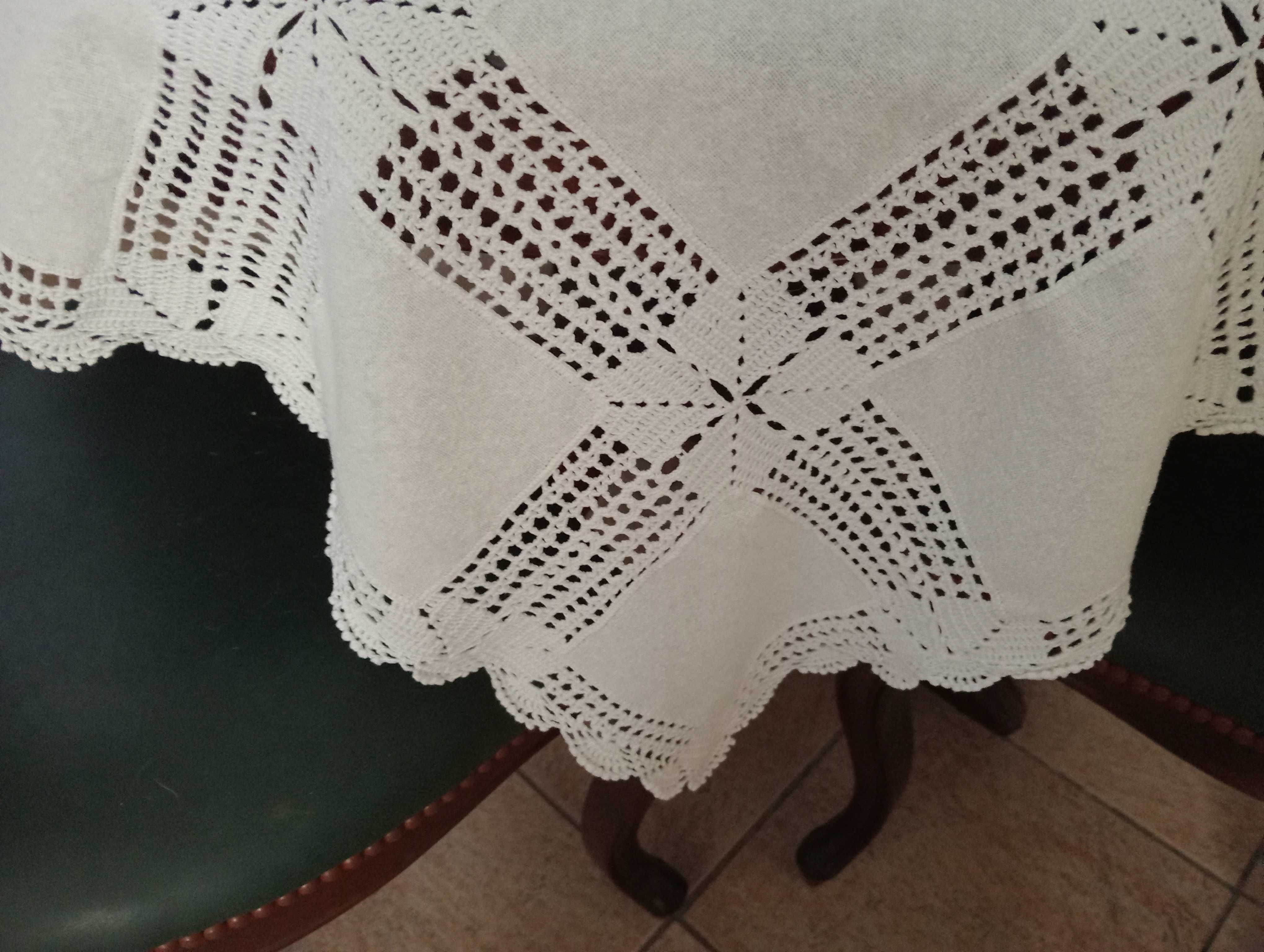 Toalha em renda e estoupa de trama fima