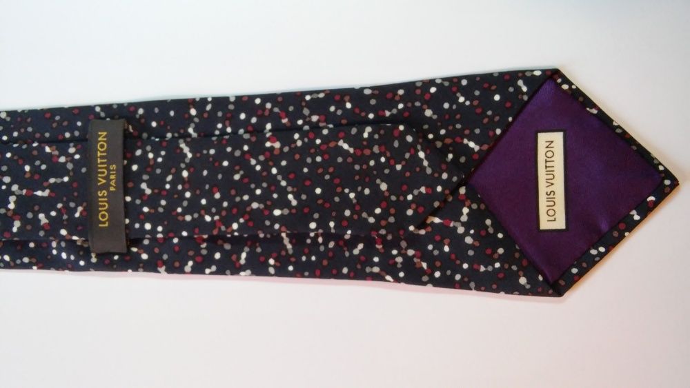 Оригинальный галстук и нагрудный платок бренда louis vuitton