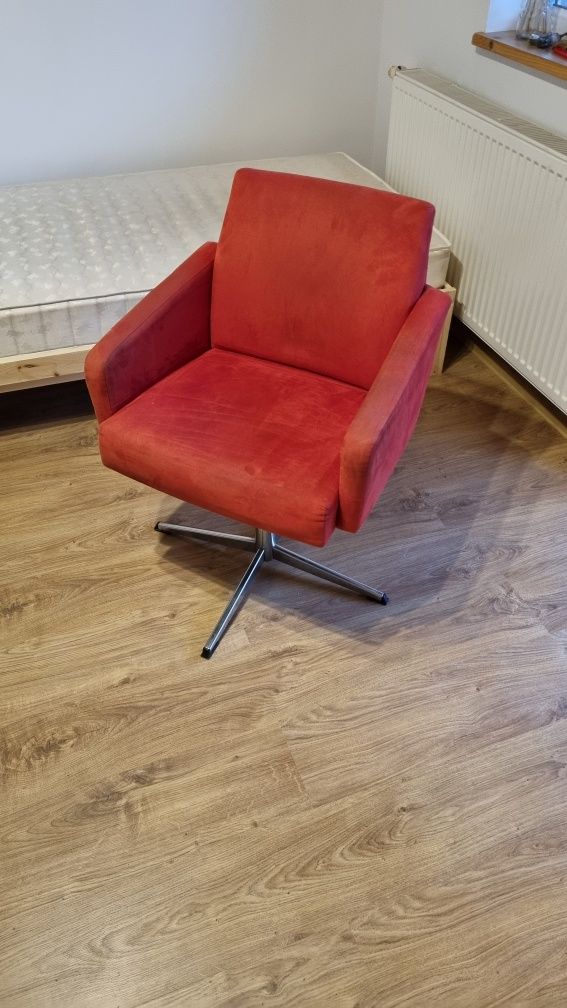 Fotel czerwony obrotowy