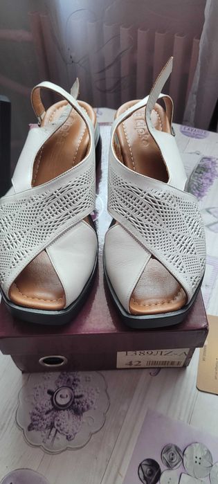 Жіноче взуття, 42 розмір, кожа, нові, маломірка