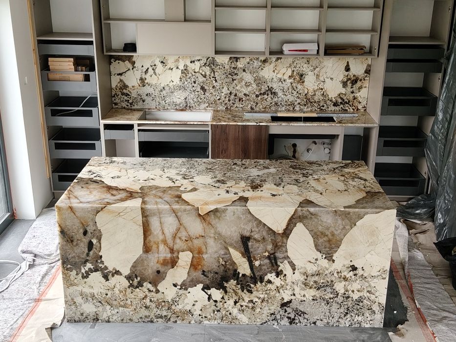 Blaty kamienne , kominki oraz schody