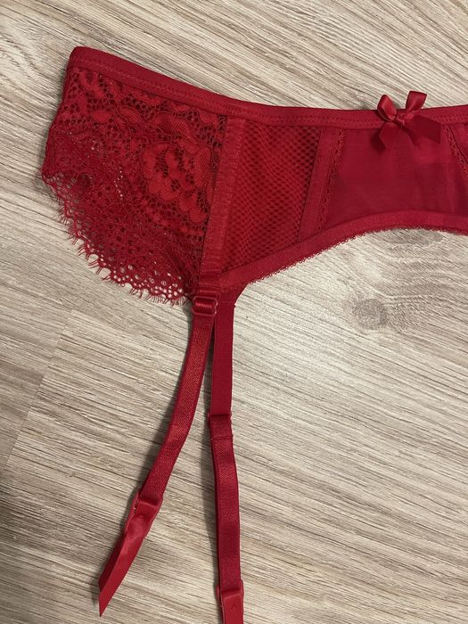 Кружевной красный пояс для чулок hunkemoller