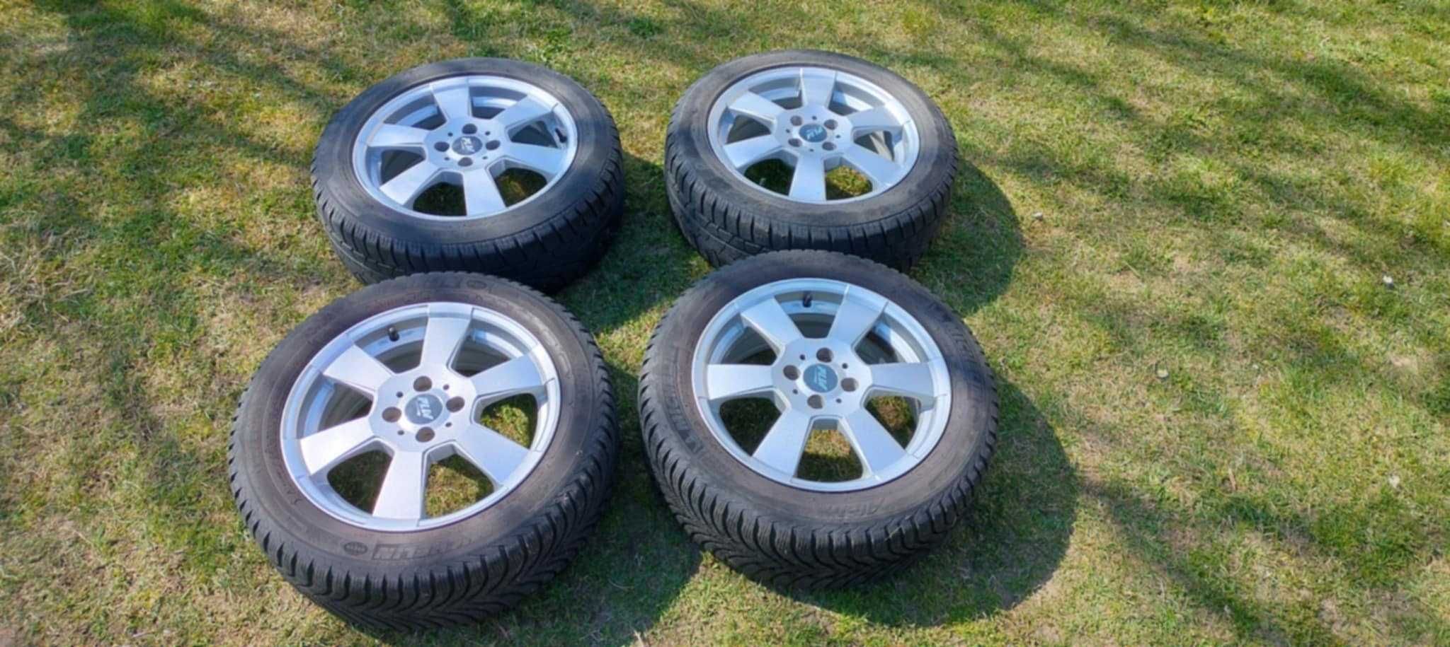 Aluminiowe felgi z oponami zimowymi do Fiata, stan bardzo dobry.