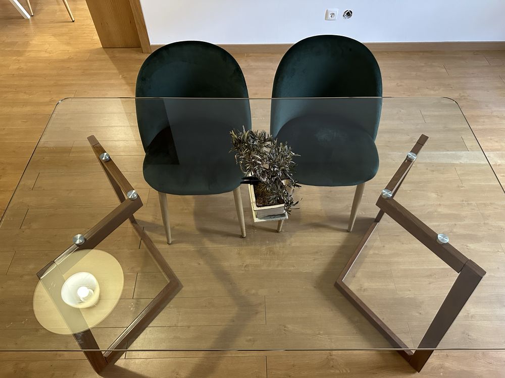 Mesa vidro com algumas marcas