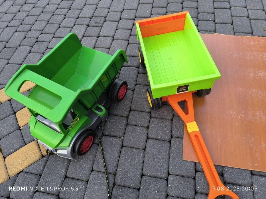 Auto  duże ciężarówka przyczepa