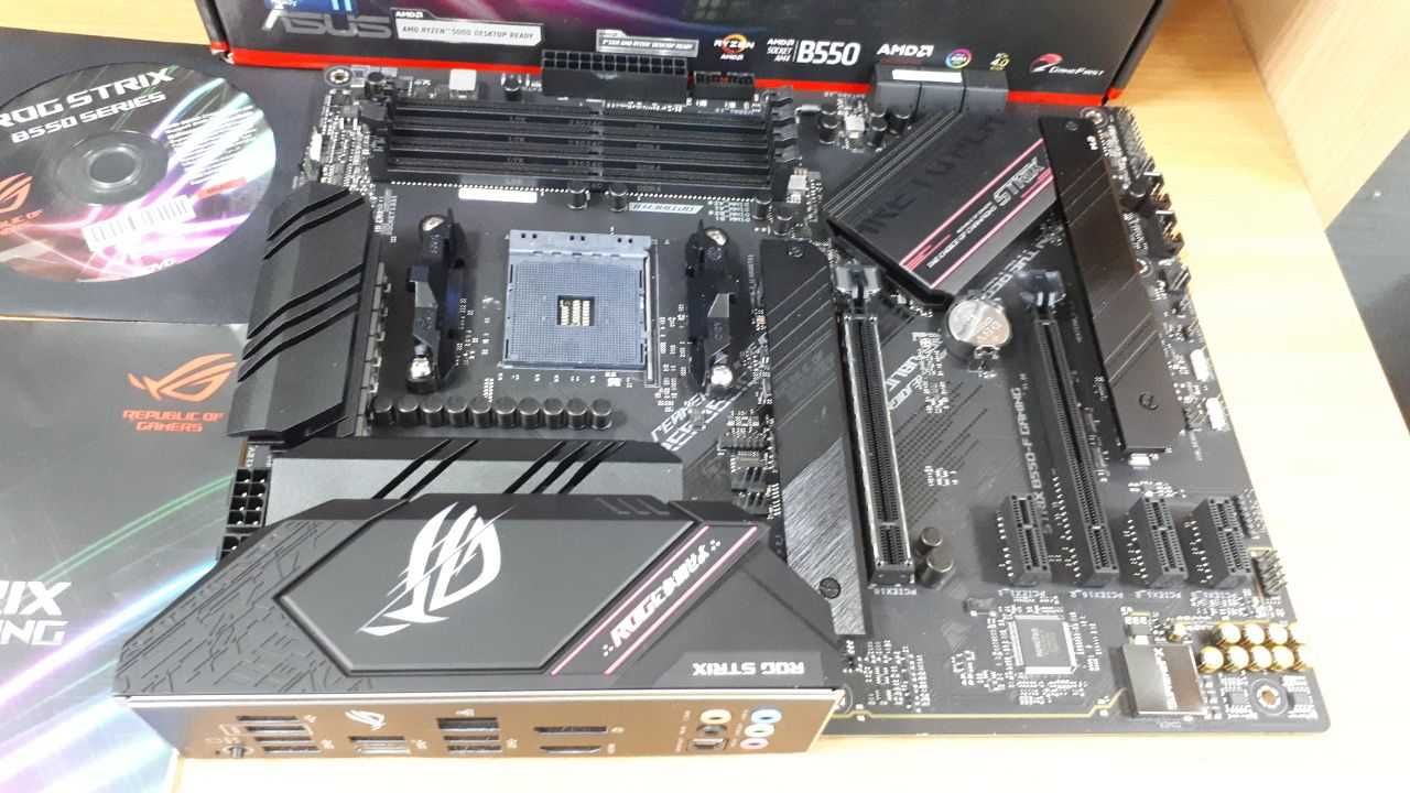 Материнська плата ASUS ROG Strix B550-F Gaming