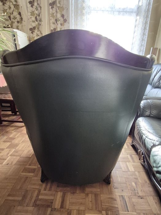 Skórzane ciemnozielone sofa i fotele oraz stół