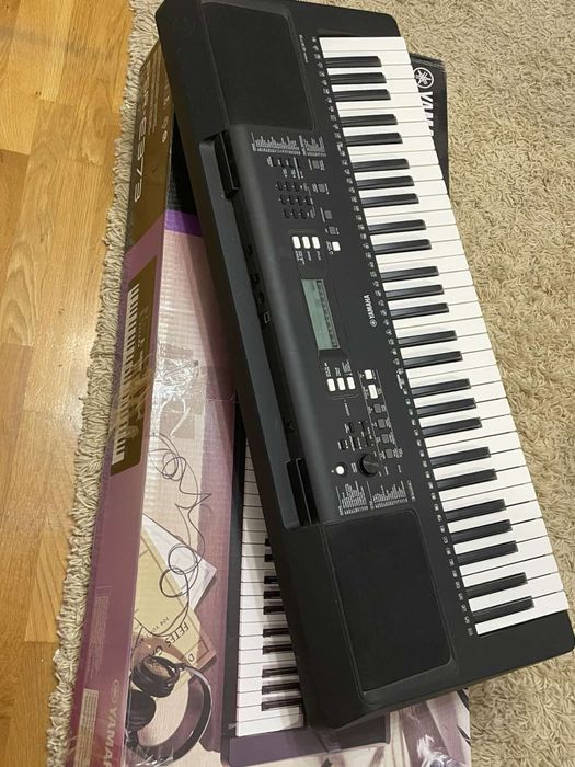 Синтезатор Yamaha PSR-E373.