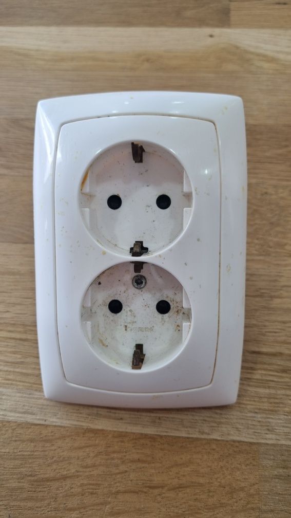 Tomada de eletricidade dupla