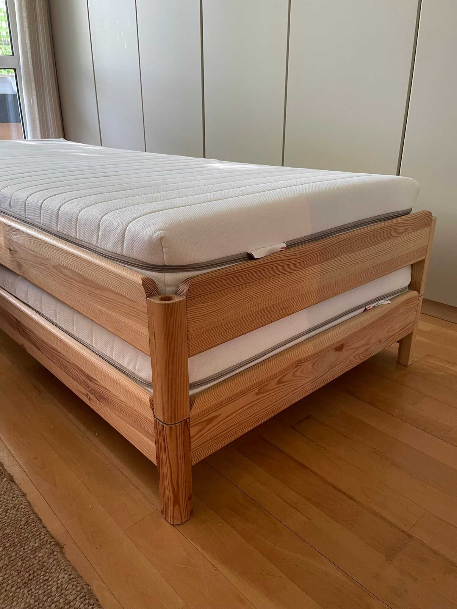 Drewniane łóżko sztaplowane z 2 materacami, UTÅKER IKEA