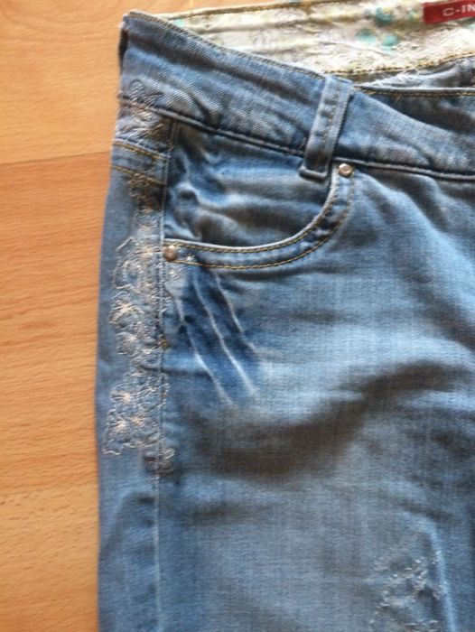 Super dzinsy z przecięciami i chaftem