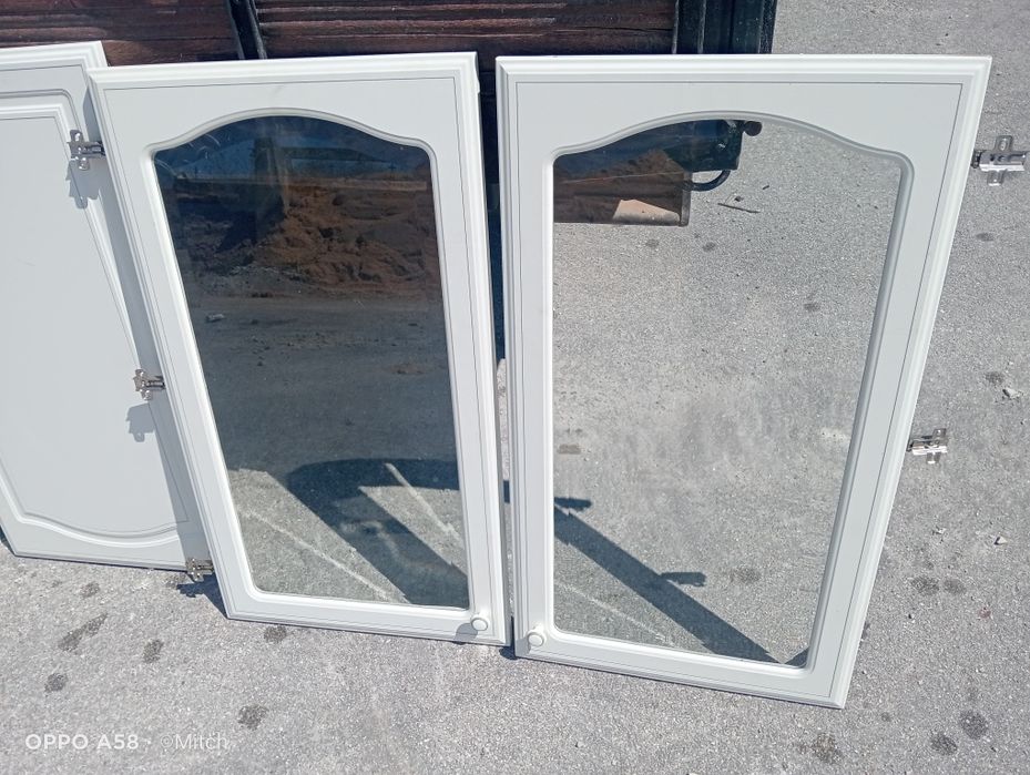 Portas brancas para armário.