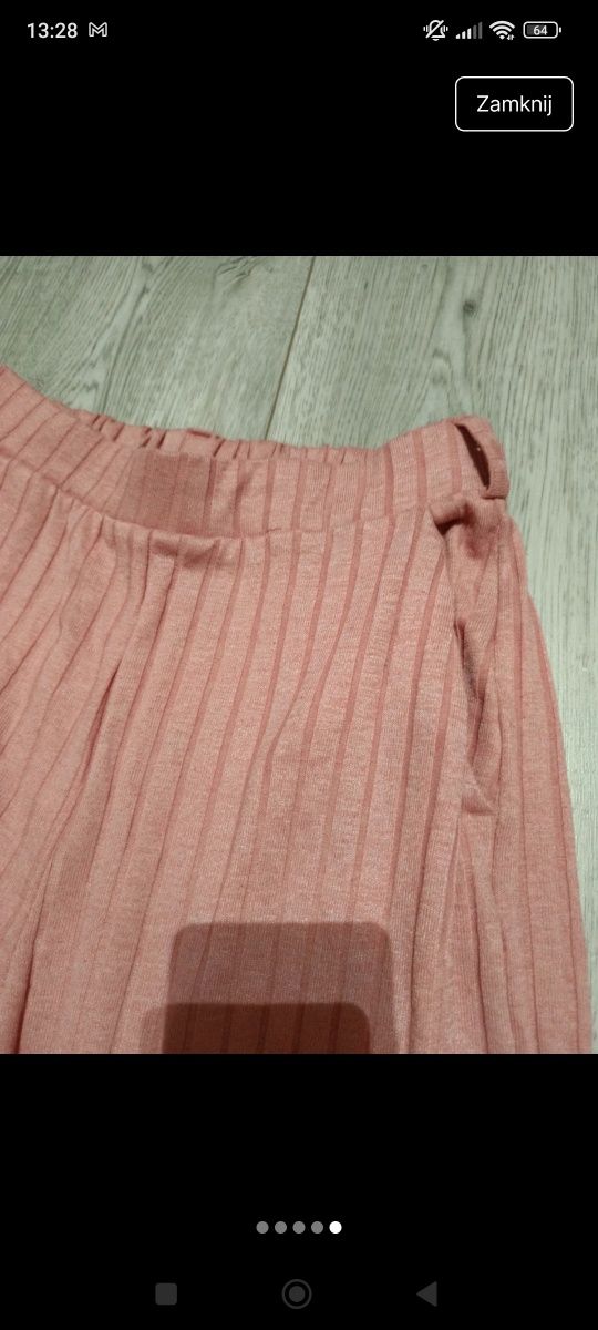 Różowe spodnie na gumce z rozcięciami na nogawkach Bershka m