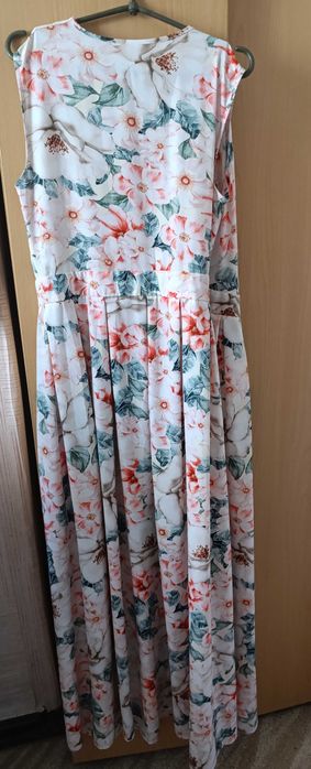 Платье в пол, с шикарной расцветкой.