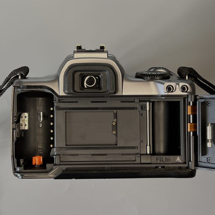 Плівковий дзеркальний фотоапарат Canon EOS Rebel K2 з об'єктивом