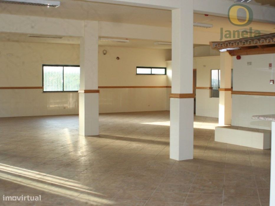 Restaurante com amplo espaço perto de Loulé