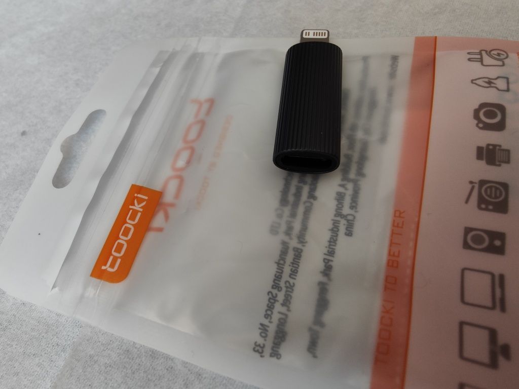 Adapter iPhona z cyfrowym wyświetlaczem
