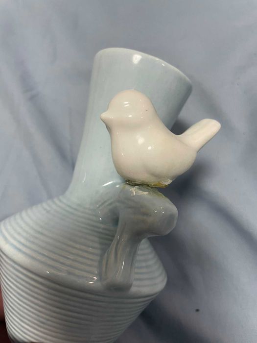 Mały niebieski wazonik z ptaszkiem