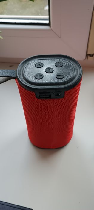 Колонка. Гарно грає батарею тримає.