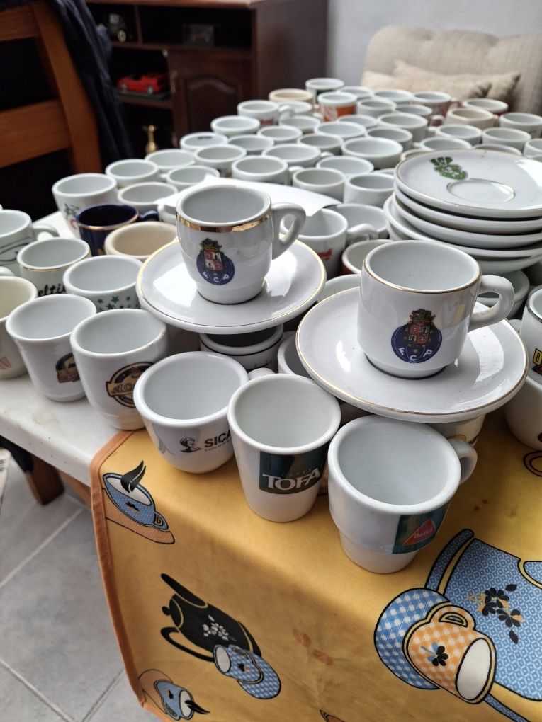 Vendo chávenas de café com pires de clubes