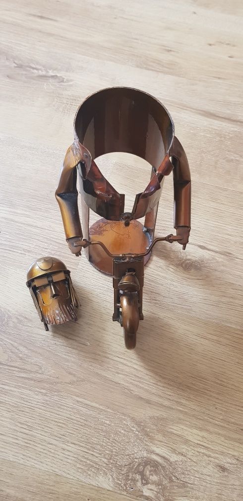 Stojak z metalu na butelkę