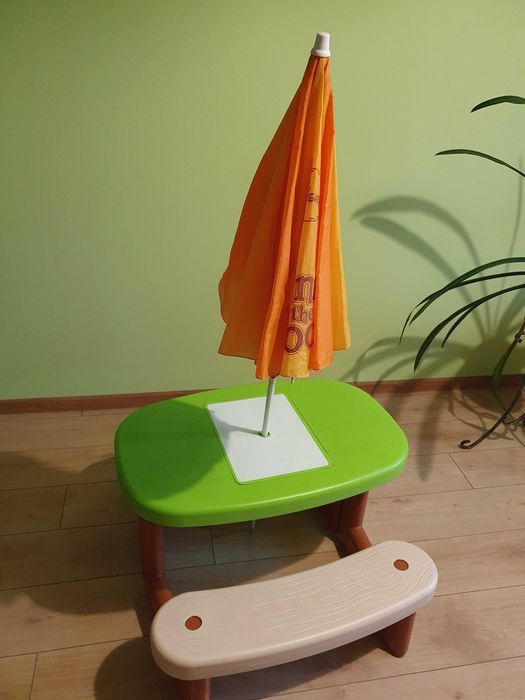 Stolik z ławkami dla dzieci