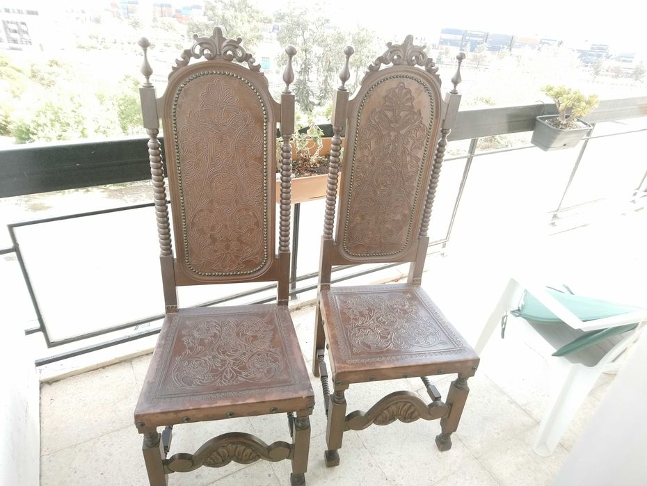 duas Cadeiras antigas ornamentadas em bom estado madeira e pele