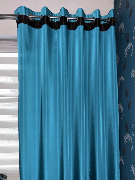 Zasłony w odcieniach turkusu i brązu