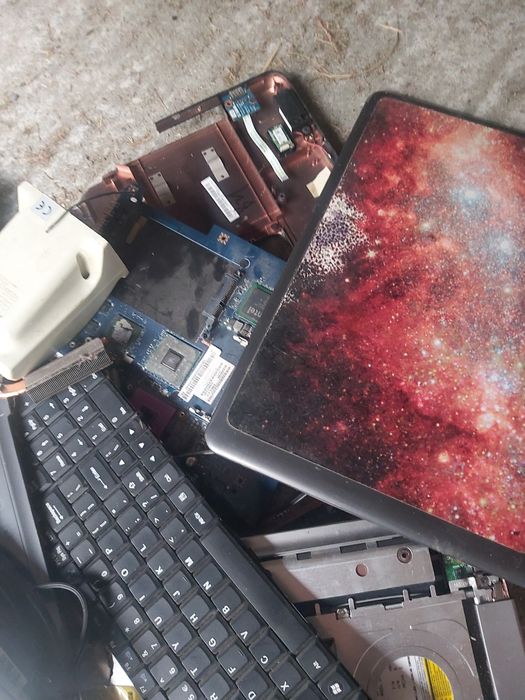 Laptopy,obudowy,płyta główna,głośniki i inne..