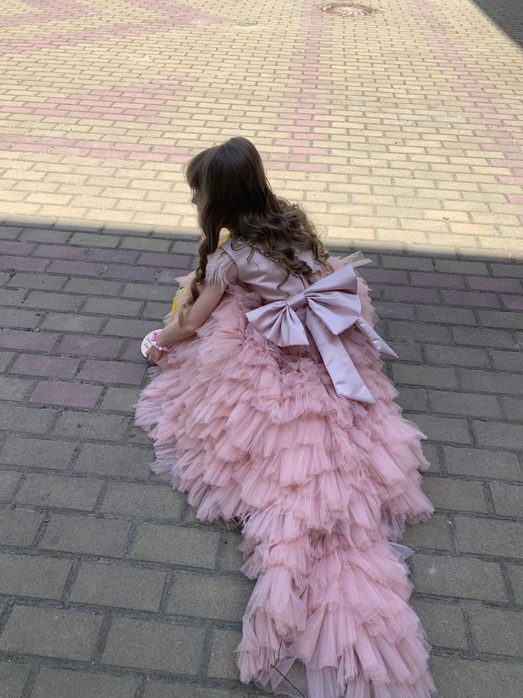 Дитяча сукня,без дефектів,купляли на випускний в дитячому содочку