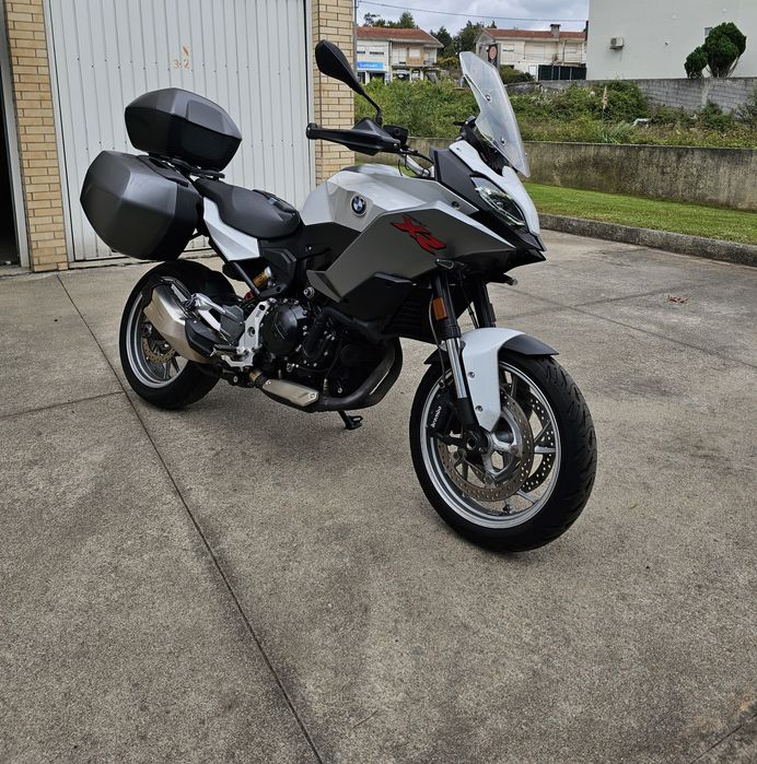 BMW F900XR Branca + pack de equipamento