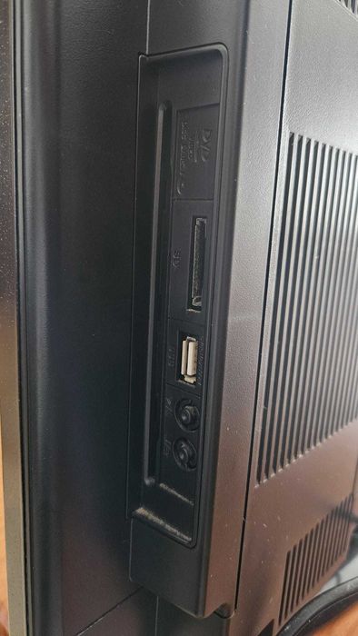 Monitor - TV/PC, marca Sanyo, com leitor de DVD incorporado