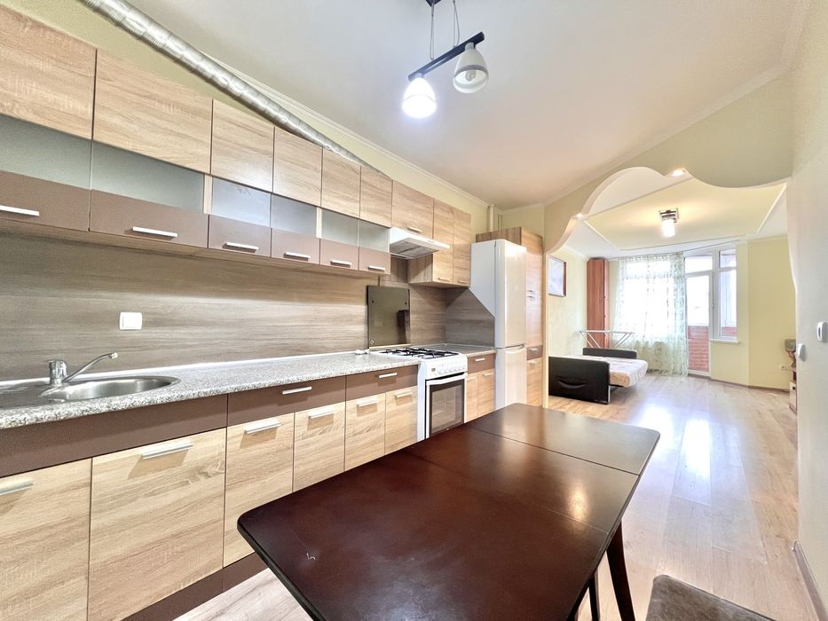 Квартира кухня/ студіо і спальня на Дружбі